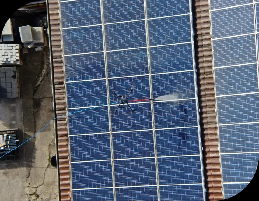 Reinigung einer Photovoltaik-Freiflächenanlage per Drohne